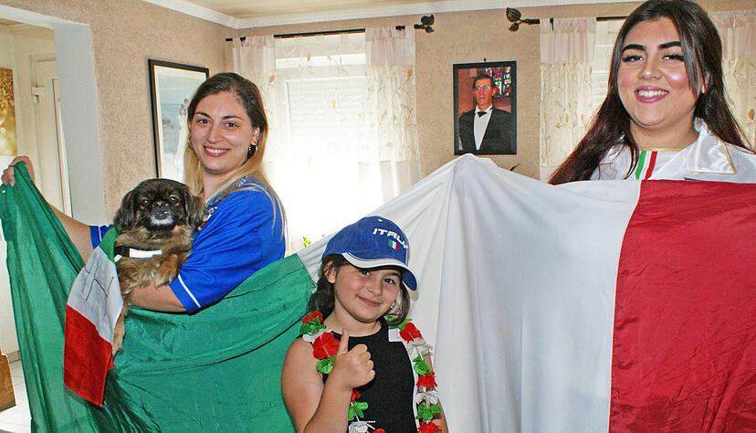 Sie fiebern dem EM-Finale mit Italien hoffnungsvoll entgegen: Sonia (v. li.), Selin und Maria Grazia Boellis mit Hund Izzy in Heilbronn-Böckingen. Ihr Haus ist mit Italien-Flaggen geschmückt. Zum Endspiel gibt es daheim Teigtaschen Calzoni. 
Fotos: Friese