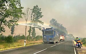 Auf 200 Hektar dehnte sich die Brandfläche im Laufe des Sonntags aus, der Brand übersprang auch eine Bundesstraße, die die Feuerwehr zunächst halten konnte. Auf 200 Hektar dehnte sich die Brandfläche im Laufe des Sonntags aus, der Brand übersprang auch eine Bundesstraße, die die Feuerwehr zunächst halten konnte.