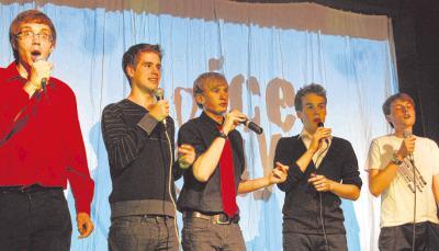 Konstantin Hoppe (von links), Lukas Ehnle, Niklas Wagner, Marius Vogt und Fabian Schweigardt singen selbst Komponiertes und bekannte Arrangements.Foto: Langer Konstantin Hoppe (von links), Lukas Ehnle, Niklas Wagner, Marius Vogt und Fabian Schweigardt singen selbst Komponiertes und bekannte Arrangements.Foto: Langer