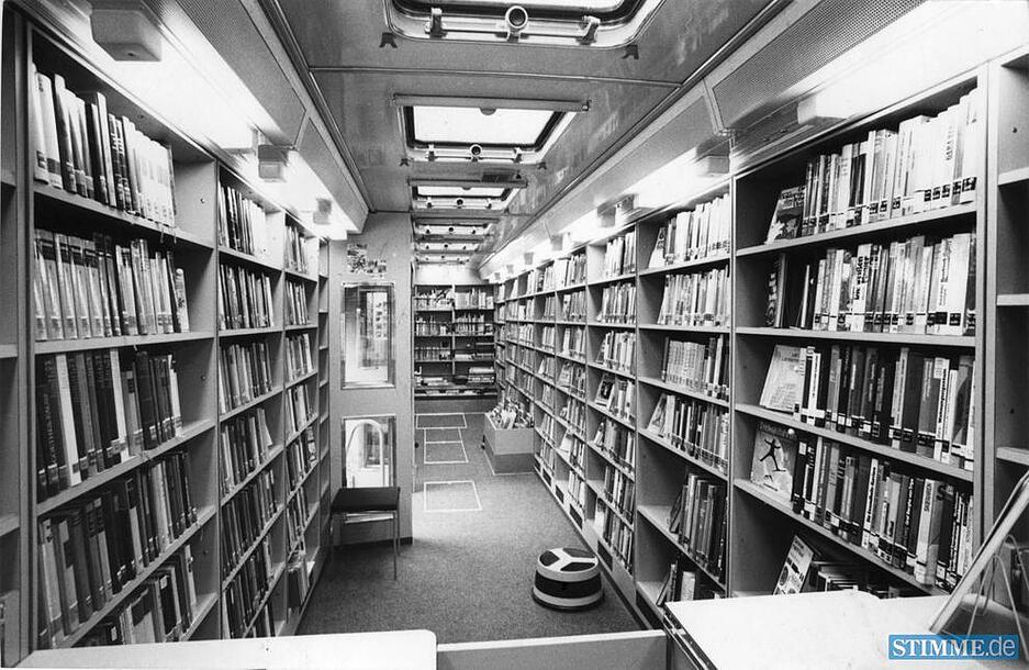 1980: Der Innenraum ist in zwei Abteilungen für Kinderbücher und Bücher für Erwachsene unterteilt. 1980: Der Innenraum ist in zwei Abteilungen für Kinderbücher und Bücher für Erwachsene unterteilt.