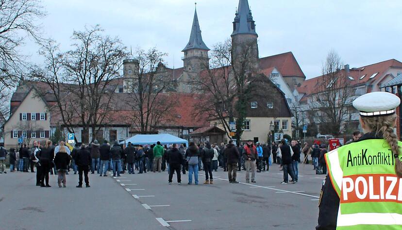 In Öhringen wurde wieder für und gegen Asyl demonstriert. Foto: Tscherwitschke In Öhringen wurde wieder für und gegen Asyl demonstriert. Foto: Tscherwitschke