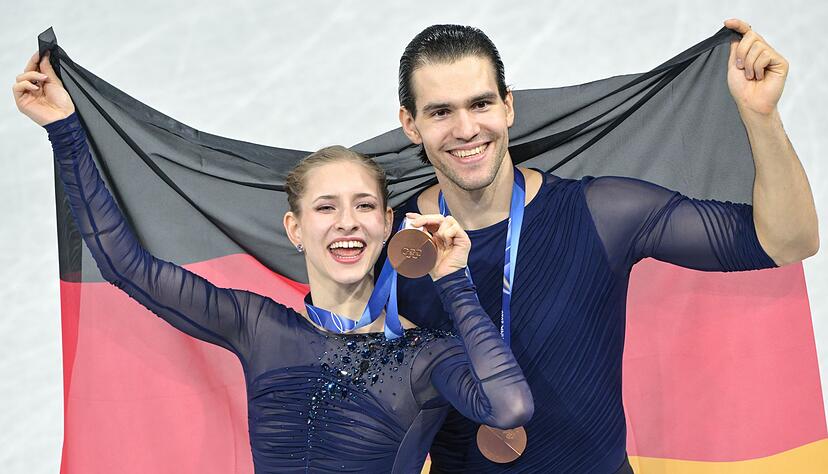 Minerva Hase und Nikita Volodin wollen nach der WM &auml;hnlich strahlen wie nach Bronze bei Olympia. (Archivbild)