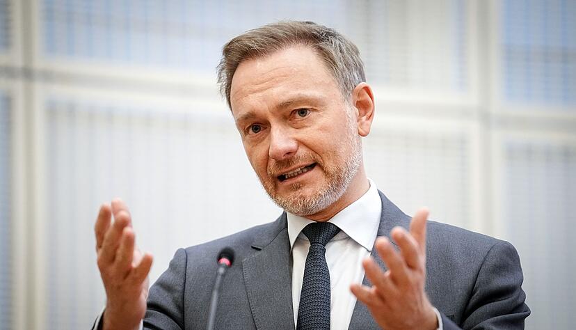 Finanzminister Christian Lindner k&ouml;nnte B&uuml;rgern nun Geld &uuml;berweisen.