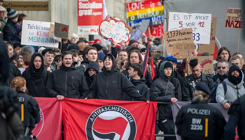 Teilnehmer einer Demonstration protestieren gegen eine Wahlkampfveranstaltung der AfD.