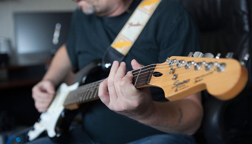 Vor allem M&auml;nner integrieren regelm&auml;&szlig;ig Hobbys in die Arbeitszeit im Home-Office.