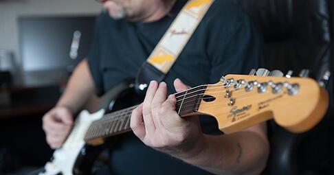Vor allem M&auml;nner integrieren regelm&auml;&szlig;ig Hobbys in die Arbeitszeit im Home-Office.
