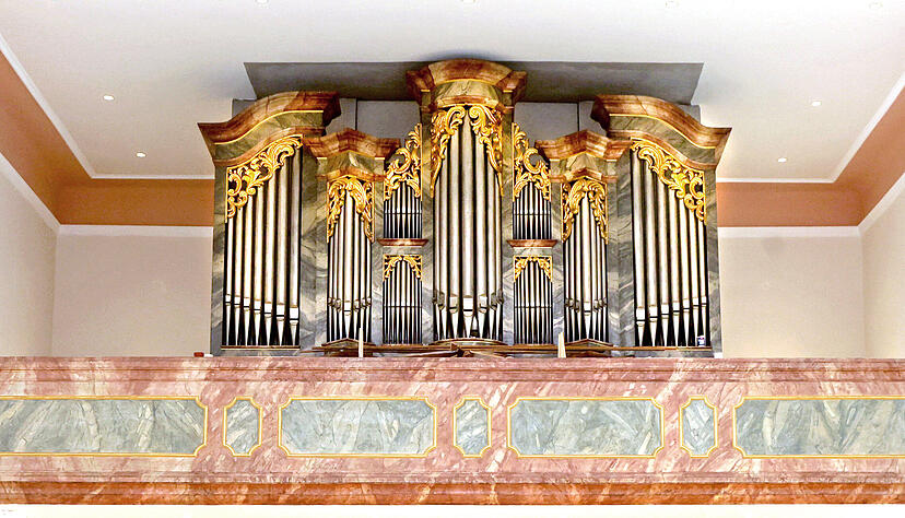 &Uuml;ber der Orgel sieht man noch, wie dunkel die Kirchendecke &uuml;ber die Jahre geworden war. Die Orgel war w&auml;hrend der Bauarbeiten eingehaust.