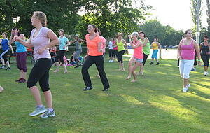 Südamerikanische Klänge und schweißtreibende Tänze: Das Rundum-Workout Zumba funktioniert bei wärmeren Temperaturen auch einwandfrei draußen. Foto: privat Südamerikanische Klänge und schweißtreibende Tänze: Das Rundum-Workout Zumba funktioniert bei wärmeren Temperaturen auch einwandfrei draußen. Foto: privat