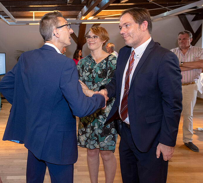 Der unterlegene und noch amtierende Bürgermeister Stephan Franczak (rechts) gratuliert Wahlsieger Patrick Dillig. Der unterlegene und noch amtierende Bürgermeister Stephan Franczak (rechts) gratuliert Wahlsieger Patrick Dillig.