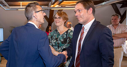 Der unterlegene und noch amtierende B&uuml;rgermeister Stephan Franczak (rechts) gratuliert Wahlsieger Patrick Dillig.