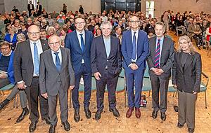Festakt mit Heuss-Enkel Ludwig Theodor (Mitte), Redner Felix Heidenreich (Dritter von rechts ), Vertretern aus Politik, Heuss-Stiftung und -Freundeskreis. 
Foto: Lina Bihr