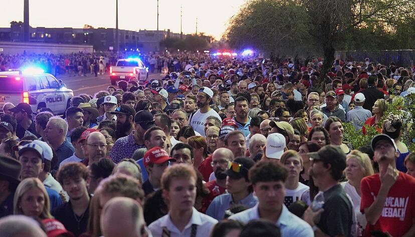 Schon im Morgengrauen versammelten sich Tausende vor dem Stadion.
