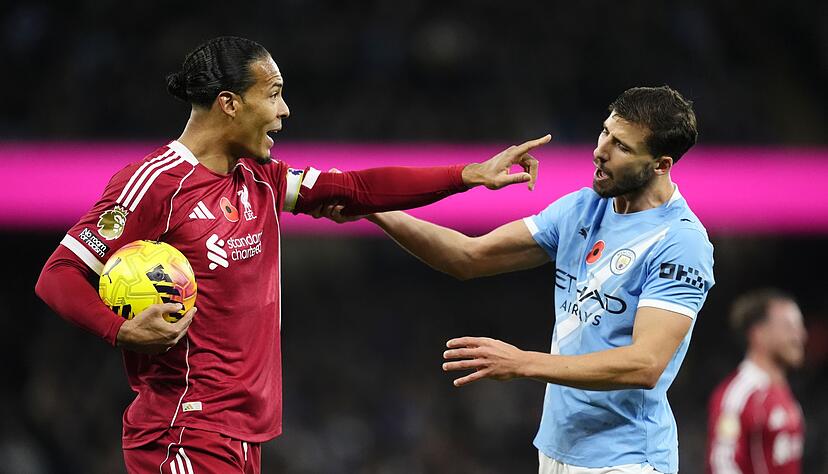 Der vermeintliche Liverpool-Ausgleich durch Virgil van Dijk (l) zählte wegen einer umstrittenen Abseitsposition nicht. Der vermeintliche Liverpool-Ausgleich durch Virgil van Dijk (l) zählte wegen einer umstrittenen Abseitsposition nicht.