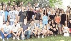 Bei Temperaturen um die 32 Grad freuen sich die Absolventen und Lehrer der Gewerblichen Schule im Schatten der Bäume über den erfolgreichen Abschluss. 26 Prüflinge erhielten eine Auszeichnung. Foto: privat Bei Temperaturen um die 32 Grad freuen sich die Absolventen und Lehrer der Gewerblichen Schule im Schatten der Bäume über den erfolgreichen Abschluss. 26 Prüflinge erhielten eine Auszeichnung. Foto: privat