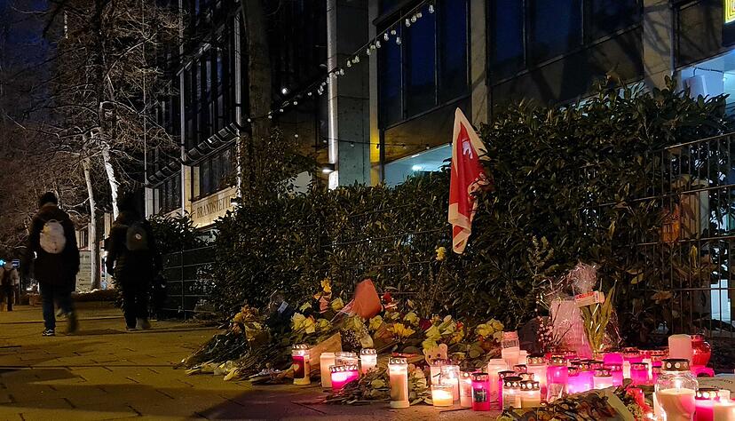 Am Ort des Anschlags haben Menschen Blumen und Kerzen niedergelegt. Am Ort des Anschlags haben Menschen Blumen und Kerzen niedergelegt.