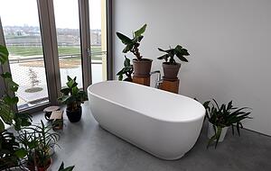 Baden mit Aussicht: In der vierten Etage steht die Badewanne im Wohnraum mit Blick auf den Floßhafen im Bundesgartenschaugelände.