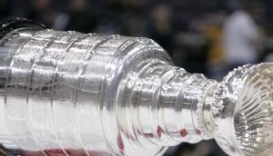 Der Schwede Mikael Samuelsson mit seinem Pokal-Moment.