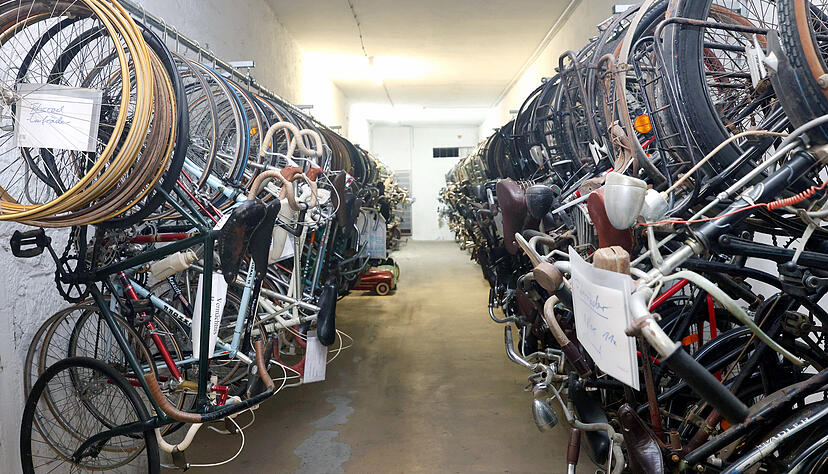 Im Keller des Zweirad-Depots lagern Hunderte Fahrr&auml;der aus allen Epochen.