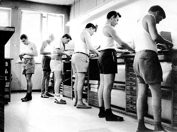 Zeitungsproduktion 1962: Metteure stellen die Bleizeilen für aktuelle Stimme-Artikel zusammen. Zeitungsproduktion 1962: Metteure stellen die Bleizeilen für aktuelle Stimme-Artikel zusammen.