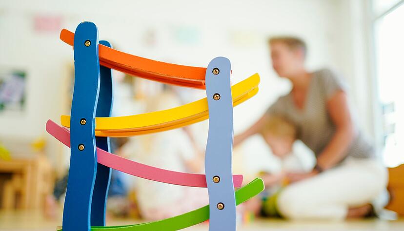 Schon wieder die ganze Gruppe alleine betreuen? Teams brauchen klare Regeln f&uuml;r Zeiten, in denen viele Besch&auml;ftigte krank sind.