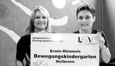 Birgit Pf&auml;nder (r.) &uuml;bergibt Renate Barzik das Zertifikat. (Foto: Tassone)