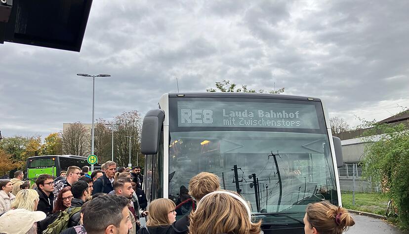 Ein Bus für einen ganzen Zug: Der Ersatzverkehr Richtung Bad Friedrichshall war anfangs überfordert, das Land reagierte schnell.