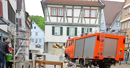 Die Sturzflut vom 29. auf 30. Mai 2016 verursachte im Kochertal massive Schäden − etwa in der Innenstadt von Künzelsau. Das war eine Bewährungsprobe für den Katastrophenschutz im Kreis.
Foto: Archiv/Doll