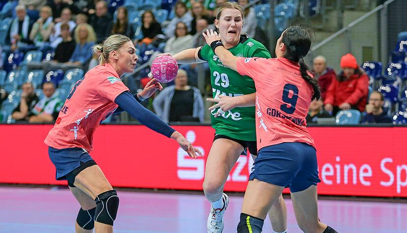 Zu Beginn hatte die Sport-Union um Olga Gorshenina (rechts) und Luisa Schulze gegen den VfL Oldenburg und Paulina Golla noch alles im Griff. Zu Beginn hatte die Sport-Union um Olga Gorshenina (rechts) und Luisa Schulze gegen den VfL Oldenburg und Paulina Golla noch alles im Griff.