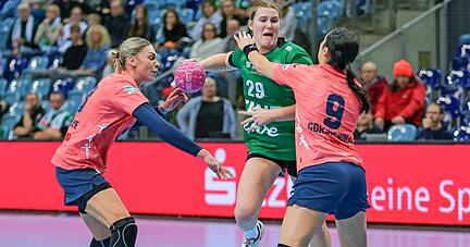 Zu Beginn hatte die Sport-Union um Olga Gorshenina (rechts) und Luisa Schulze gegen den VfL Oldenburg und Paulina Golla noch alles im Griff.
Foto: IMAGO/Oliver Baumgart