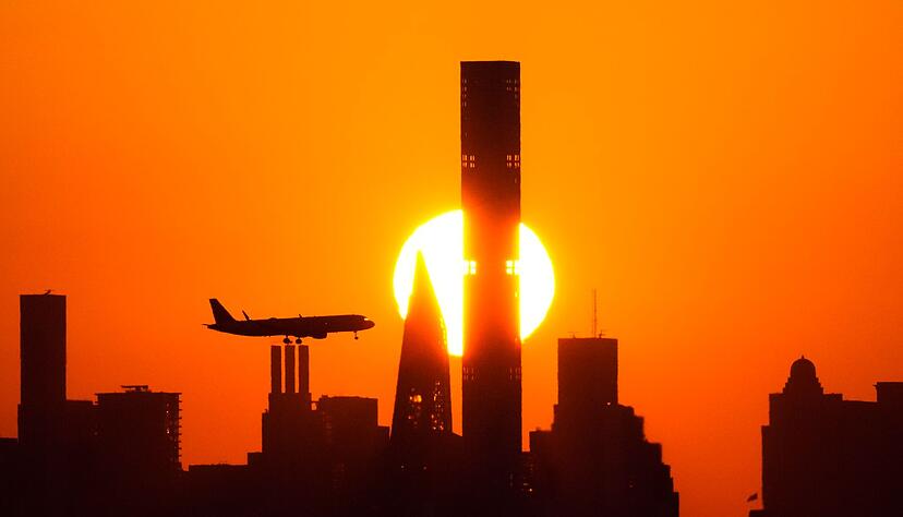 Flugzeug vor der Skyline: F&uuml;r einige Reisende platzt der Traum vom US-Urlaub. (Archivbild)
