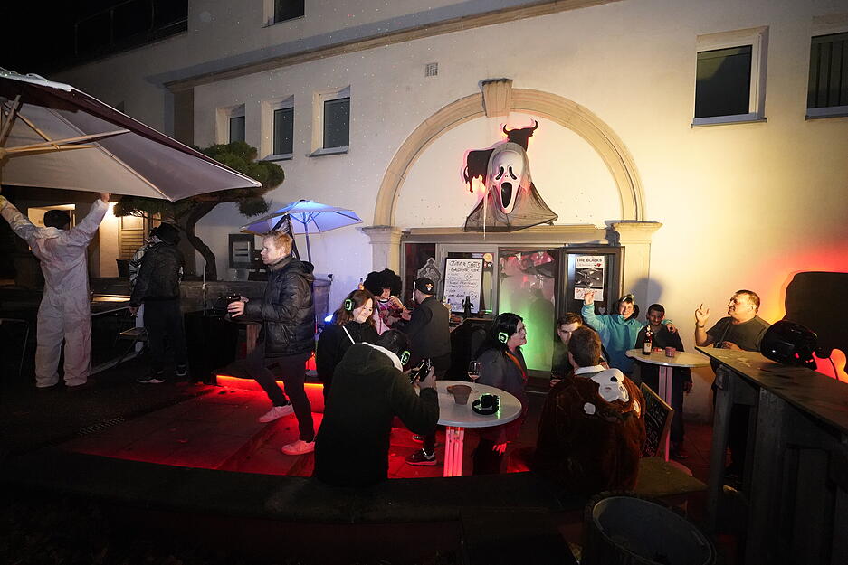 Nicht nur die Gäste sind verkleidet, auch die Locations sind bei der Halloween-Shuttleparty in Öhringen gruselig dekoriert.