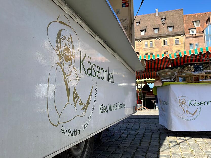 Jede Woche rollt Jan Euchler mit seinem K&auml;seonkel-Wagen auf den Heilbronner Marktplatz. 40 bis 50 Sorten K&auml;se passen in seinen Stand. &bdquo;Nur eine Sorte K&auml;se w&auml;re langweilig", wei&szlig; der diplomierte K&auml;sesommelier.