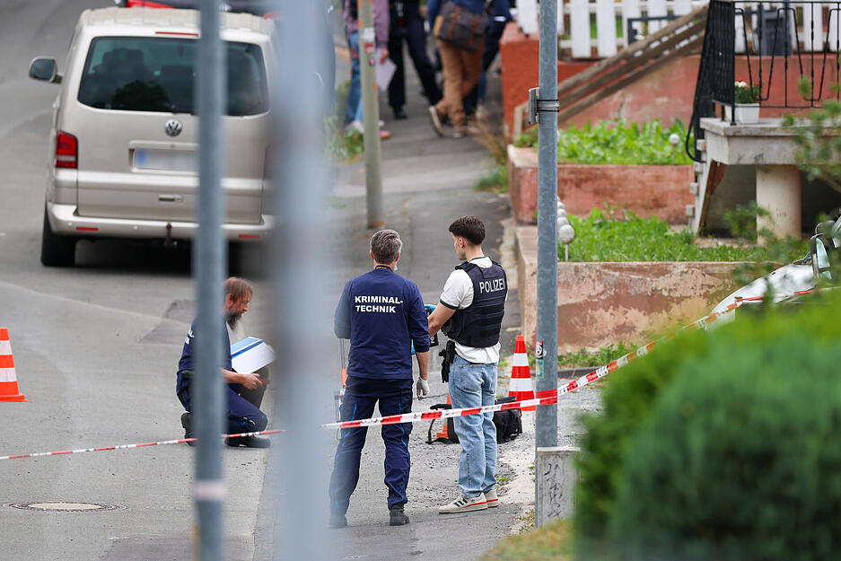 22.08.2025, Nordrhein-Westfalen, Menden: Mehrere Ermittler der Spurensicherung der Polizei sind bei der Tatortarbeit. Nach Sch&uuml;ssen in Menden im Sauerland ist die Polizei im Gro&szlig;einsatz. Foto: Christoph Reichwein/dpa - ACHTUNG: Kennzeichen wurden aus rechtlichen Gr&uuml;nden gepixelt. +++ dpa-Bildfunk +++