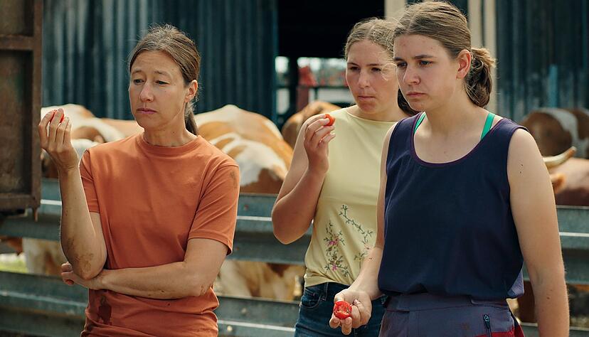 Drei Frauen auf dem Land: (v.r.) Katinka (Karolin Nothacker), Emma (Anne Nothacker) und Mutter Marlies (Johanna Wokalek).