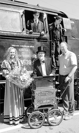 Das doppelte K&auml;thchen: Taufe der Dampflok Nr. 50 3539-9 "K&auml;thchen von Heilbronn" durch Ilka Maier, 1999. Foto: HSt-Archiv.