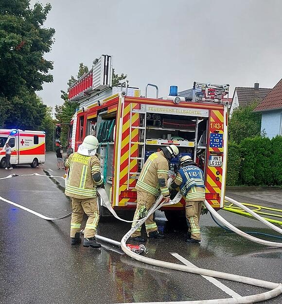 Etliche Kräfte der Feuerwehr sind am Donnerstag in Ellhofen im Einsatz.