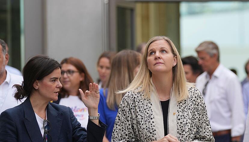 Kirsty Coventry (r) äußert sich zum Start von russischen Athleten bei Winter-Olympia in Italien