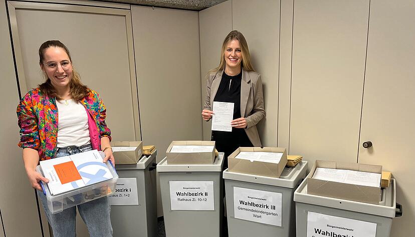 Für Sonntag ist alles vorbereitet: Anna Renninger (links) und Sina Schleicher rechnen mit einer Wahlbeteiligung von 60 Prozent. Für Sonntag ist alles vorbereitet: Anna Renninger (links) und Sina Schleicher rechnen mit einer Wahlbeteiligung von 60 Prozent.