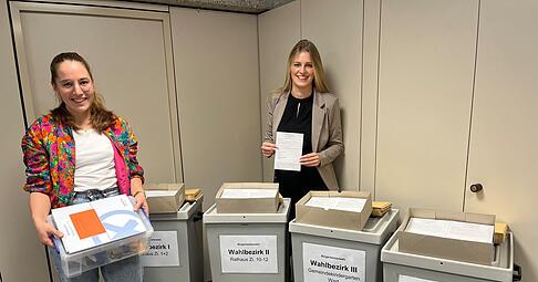 Für Sonntag ist alles vorbereitet: Anna Renninger (links) und Sina Schleicher rechnen mit einer Wahlbeteiligung von 60 Prozent.