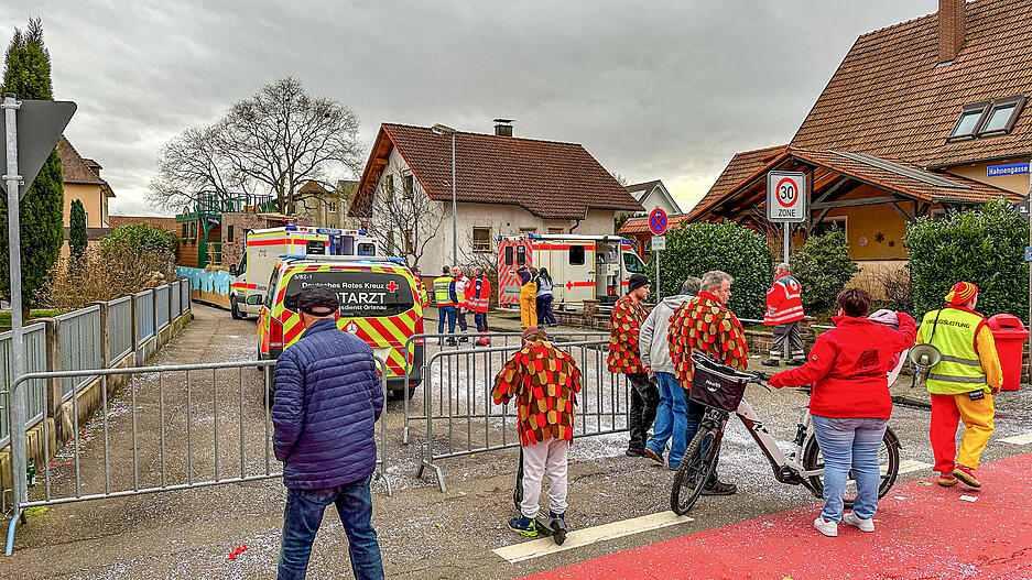 Rettungswagen, Karnevalisten und Passanten stehen an der Unfallstelle. Der Fastnachtsumzug wurde abgebrochen. Rettungswagen, Karnevalisten und Passanten stehen an der Unfallstelle. Der Fastnachtsumzug wurde abgebrochen.