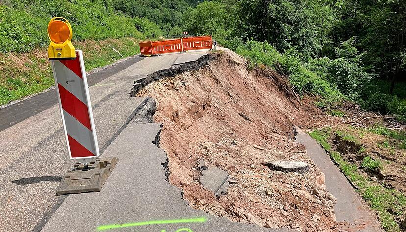 Nach schweren Regenfällen am ersten Juni-Wochenende war es zwischen Gnadental und Waldenburg zu einem Hangrutsch gekommen. Ein Straßenabschnitt rutschte auf einer Länge von etwa 30 Metern ab. Nach schweren Regenfällen am ersten Juni-Wochenende war es zwischen Gnadental und Waldenburg zu einem Hangrutsch gekommen. Ein Straßenabschnitt rutschte auf einer Länge von etwa 30 Metern ab.
