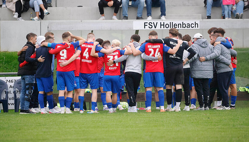 Alle zusammen, Arm in Arm: Die Oberliga-Fußballer
des FSV Hollenbach wollen nach vier sieglosen Spielen in Serie ausgerechnet bei einem Aufsteiger zurück in die Erfolgsspur. Alle zusammen, Arm in Arm: Die Oberliga-Fußballer
des FSV Hollenbach wollen nach vier sieglosen Spielen in Serie ausgerechnet bei einem Aufsteiger zurück in die Erfolgsspur.