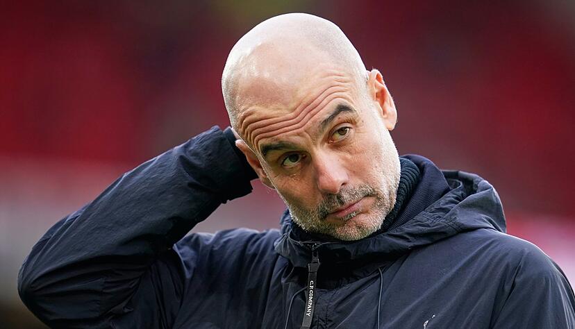 Manchester City-Coach Pep Guardiola stellt sich gegen umstrittene Aussagen von Manchester Uniteds Mitbesitzer Jim Ratcliffe zum Thema Migration. (Archivbild)
