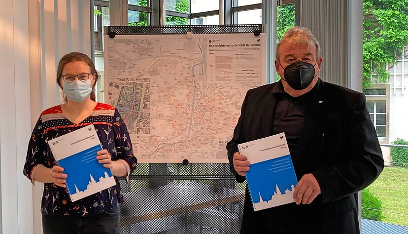 Marisa Röder-Sorge und Wilfried Hajek präsentieren den Immobilienmarktbericht der Stadt.
Foto: Heffter Marisa Röder-Sorge und Wilfried Hajek präsentieren den Immobilienmarktbericht der Stadt.
Foto: Heffter