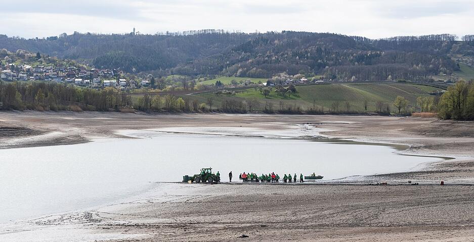 April 2021: Beim Abfischen ist der See zum Tümpel geschrumpft. Acht Tonnen Fisch landen in den Keschern. Nach 138 Tagen sind  2,3 Millionen Liter Wasser komplett abgelaufen.