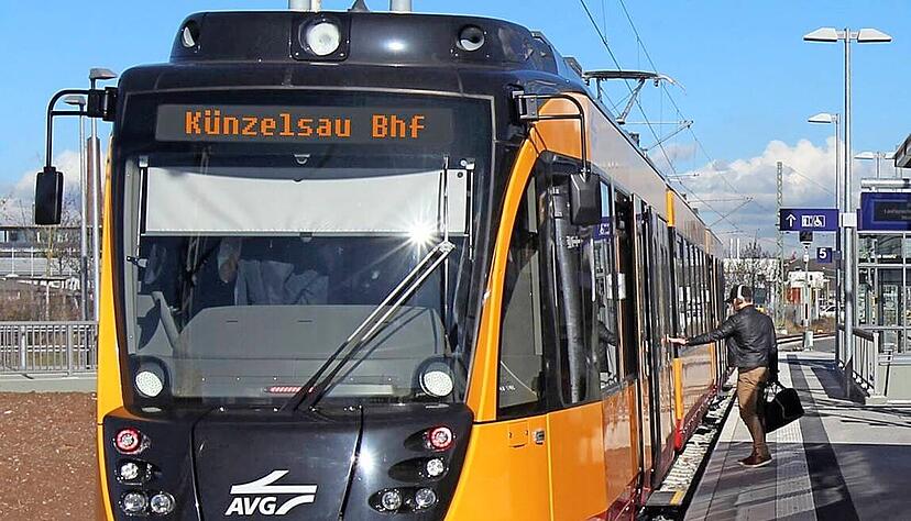 Quo vadis, Kochertalbahn? Nach der gemeinsamen nicht-öffentlichen Tagung der drei Gemeinderäte ist man nun offenkundig immerhin etwas weiter gekommen.
Montage: HZ Quo vadis, Kochertalbahn? Nach der gemeinsamen nicht-öffentlichen Tagung der drei Gemeinderäte ist man nun offenkundig immerhin etwas weiter gekommen.
Montage: HZ