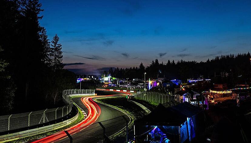 Enge Kurven, wechselhaftes Wetter und die Fans ganz nah an der Strecke: Die Nordschleife bekommt bei Nacht eine besondere Faszination.