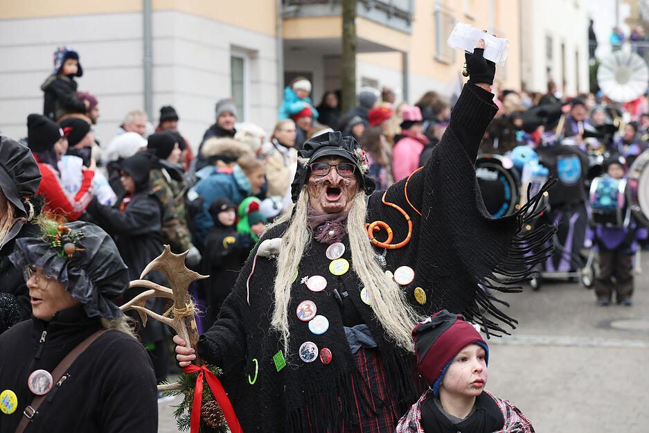 Fasnetsumzug in Brackenheim: Hexen, Dämonen, Böcke ziehen durch die Altstadt