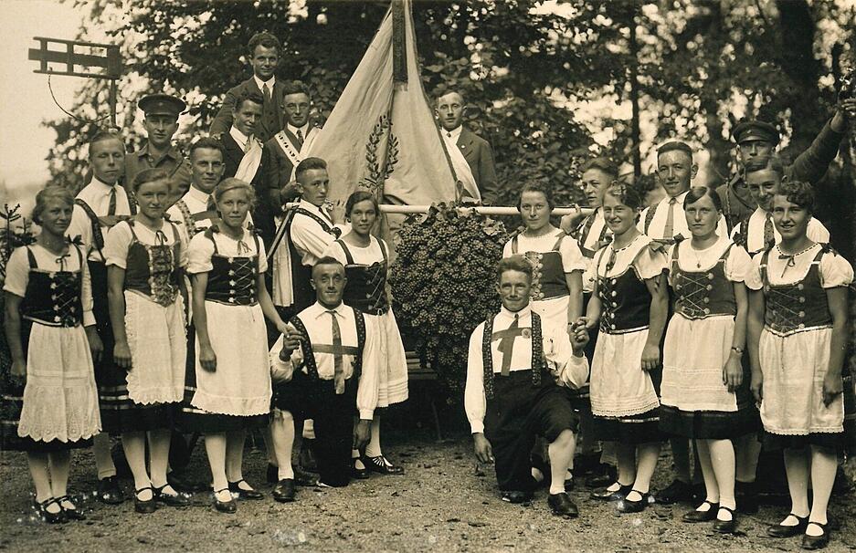 Die große Kalebstraube war über viele Jahrzehnte ein fester Bestandteil des Weibertreuherbstes. Hier die Winzergruppe im Jahr 1930. Die große Kalebstraube war über viele Jahrzehnte ein fester Bestandteil des Weibertreuherbstes. Hier die Winzergruppe im Jahr 1930.
