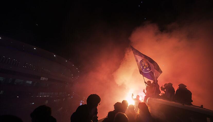 Die Porto-Fans feierten das 1:0 gegen Alverca vor dem Stadion.